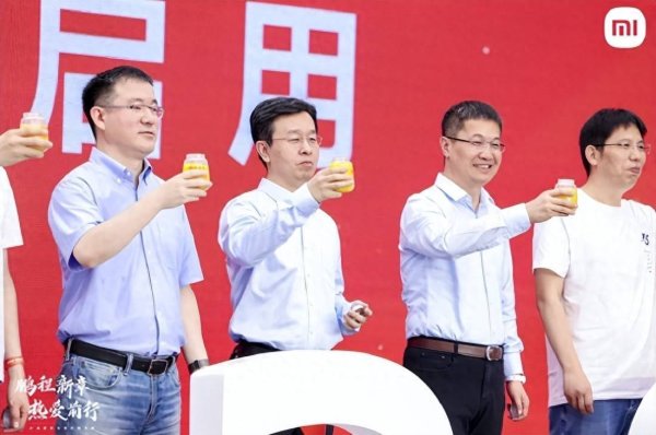 配资头条官网 小米深圳总部大厦启用，小米集团总裁卢伟冰等高管与员工一起喝小米粥！对小米创业初期十人同饮小米粥的致敬